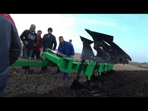 Видео: Запуск і налаштування трактора Massey Ferguson S7722. і плуга PON 5+1 від ВЕЛЕС АГРО 08 11 2019