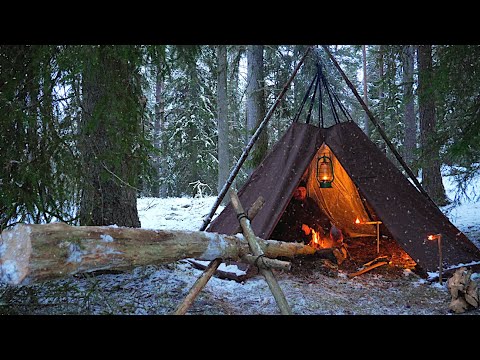 Видео: 4 Days Winter Bushcraft Camping - Fatwood Light - Горячая палатка с бревенчатым подогревом