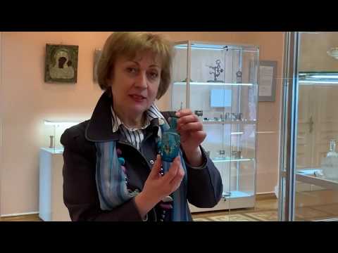 Видео: Экскурсия по выставке «Звонкий как стекло и блестящее как металл»