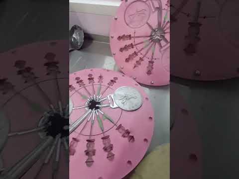 Видео: Отливка массивных медалей из сплава ГАРт