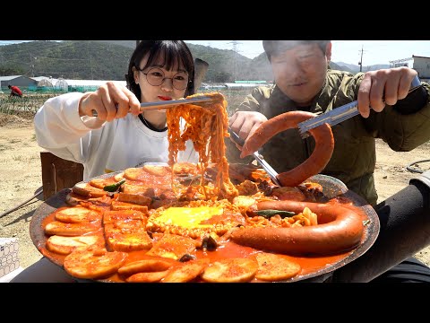 Видео: Особый гость!! Budae-jjigae, тушеная колбаса с Aejeong - шоу еды Мукбанга.