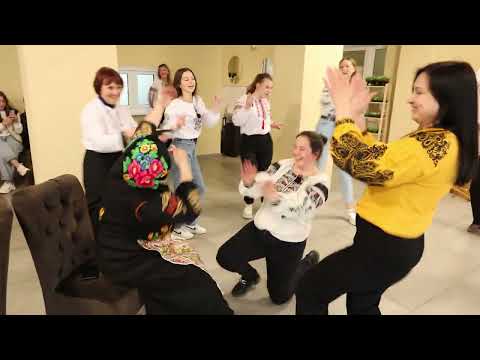 Видео: полька, працюй відпочиваючи, танці на роботі