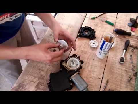 Видео: Ремонт заднего стеклоподьемника Гольф 3 / Repair rear window winder Golf 3