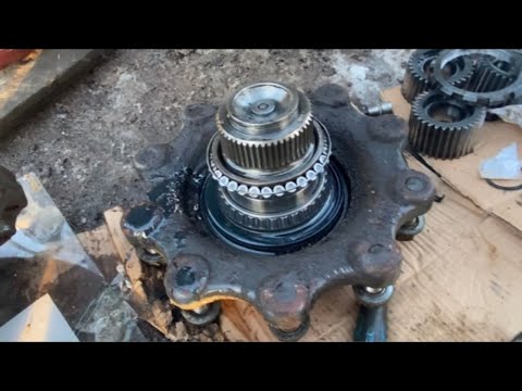 Видео: Ремонт длиною в вечность... Отремонтировали ступицу, не прокачать тормоза на Терекс Terex tlb 840