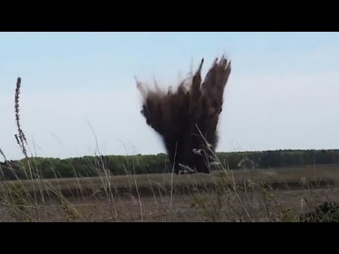 Видео: Криють артою по нам тікаємо аж тапки по злітали