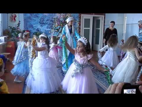 Видео: ИРА НА Новогоднем празднике танец серебристые снежинки