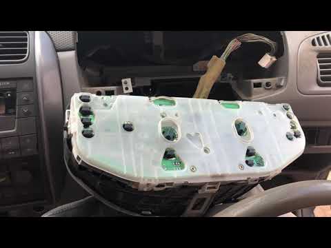 Видео: Как снять щиток приборов на автомобиле Mazda Premacy