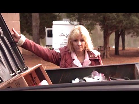 Видео: 10-летняя девочка пропала, и её родители решили сыграть в странную игру