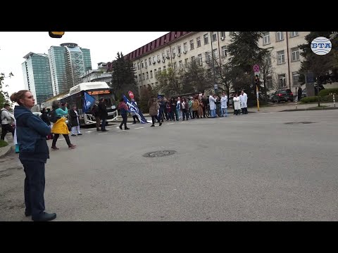 Видео: Протестиращи медици от столичната болница „Св. Екатерина“ настояват заплатите им да се повишат с 20%