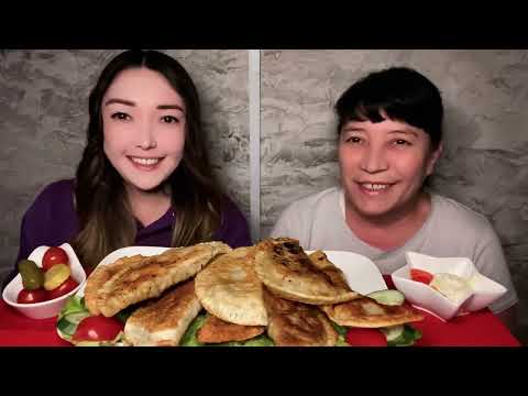 Видео: МУКБАНГ чебуреки | смешные вопросы 😂 ответы 😃