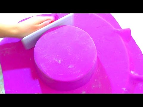 Видео: Как обтянуть торт МАСТИКОЙ.  How to cover the cake with mastic.