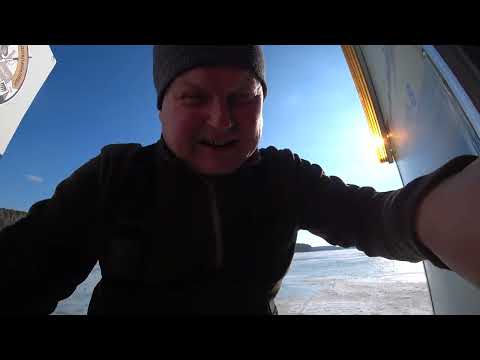 Видео: Спасая домик чуть сам не ушел  под лёд. #рыбалка, #IceHouse #ДОМИКДЛЯРЫБАЛКИНАЛЬДУ