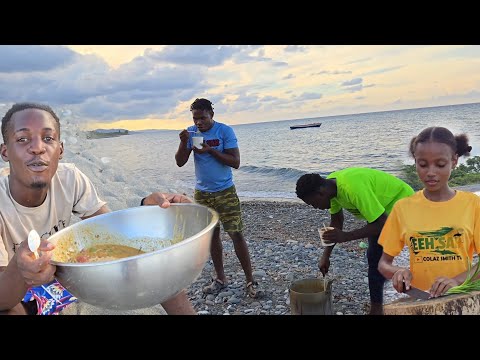 Видео: Мясной суп на берегу моря с командой