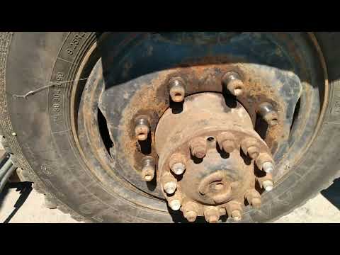 Видео: Львовский погрузчик. Подкачка колес со снятием. Протяжка стремянок.