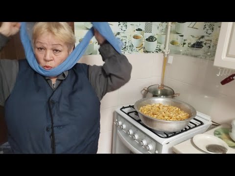 Видео: Жизнь в деревне 🏡 // обрезаю кусты 🤷 , работаем в саду //