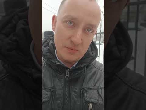 Видео: Как полицейскому позволено хватать женщину.