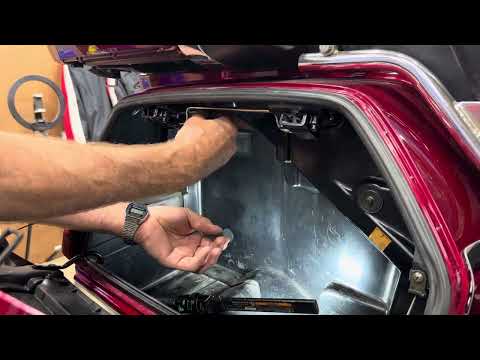 Видео: HONDA GL1500 GOLDWING переходит на заднее колесо, как и положено!