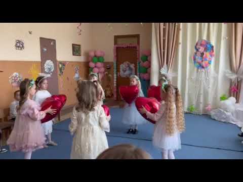 Видео: Танець для матусь з сердечками. Середня група "Перлинка".