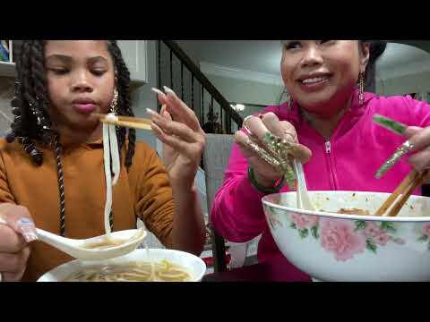 Видео: Мой кузен приготовил булочки с начинкой «Bun Bo Hue» — Визит в Северную Каролину