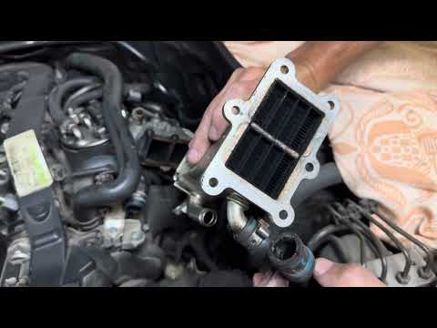 Видео: Как снять теплообменник EGR и выпускной коллектор Mercedes W212 651 - двигатель