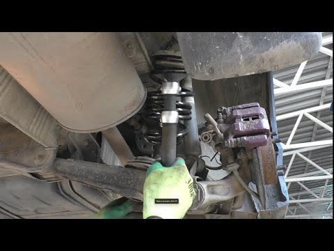 Видео: Замена задних пружин на Honda Civic 1,8 Хонда Цивик 2008 года
