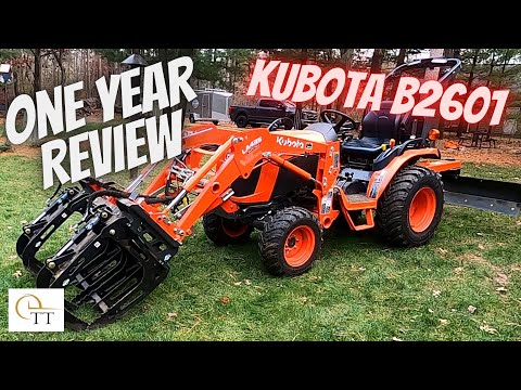 Видео: #111 Kubota B2601: обзор за год — Grapple Artillian — лучший компактный трактор — погрузчик LA435