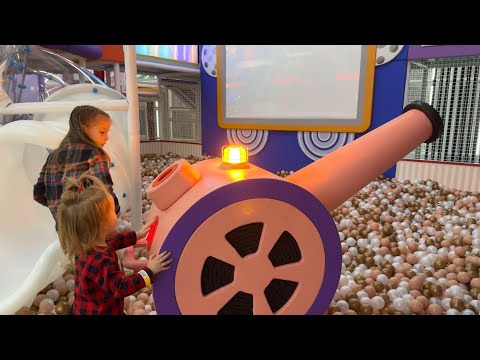 Видео: Аріна і Дарина у великій ігровій кімнаті