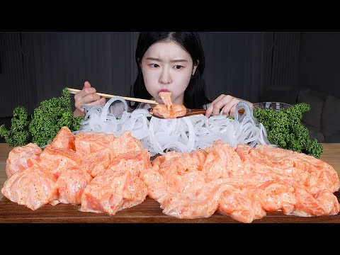 Видео: ASMR MUKBANG | Майонез с лососем🐟 Лапша с лососем! Лосось с соусом шрирача Майонез Икра летучей рыбы