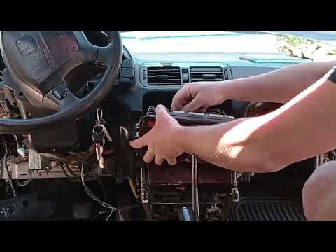 Видео: Как снять торпеду на автомобиле Хонда Аккорд 5/ ЧАСТЬ № 2