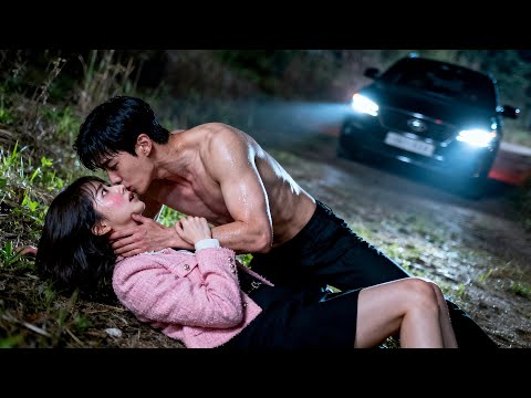 Видео: Бедная девушка едва не погибла под колесами! Иностранный парень остановил время, чтобы её спасти, то