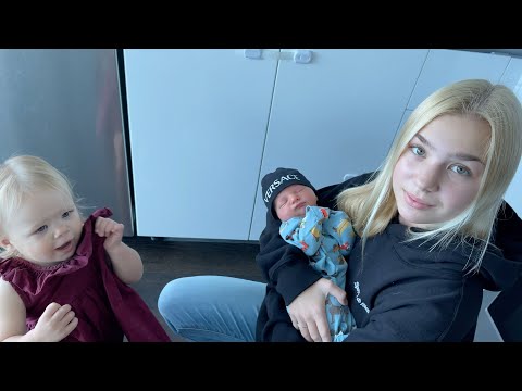 Видео: ПЕРВАЯ реакция Маргариты и Наоми на братика сразу после родов мамы!