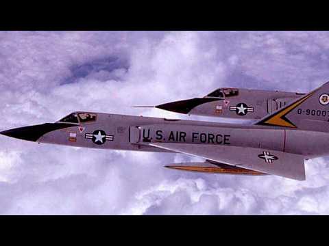 Видео: Беспилотная посадка истребителя в поле - невероятная история F-106 Дельта Дарт