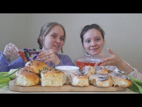 Видео: МУКБАНГ БОРЩ БУЛОЧКИ С ЧЕСНОКОМ СИННАБОНЫ 🥐