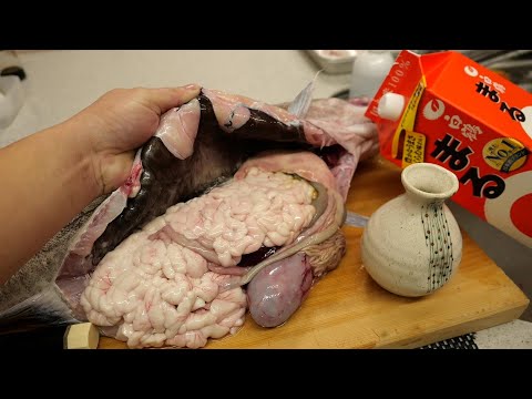 Видео: Пейте молоко гигантской трески с горячим саке!