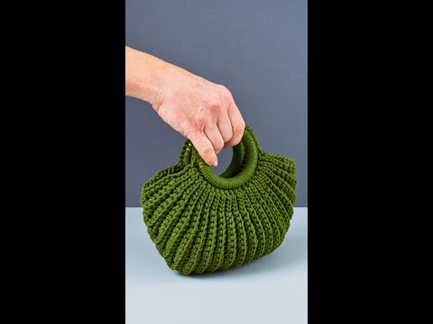 Видео: Как легко связать крючком сумку из деревянных колец! Miarti🧶
