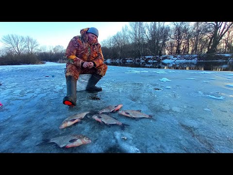 Видео: ОХ ЯК ВІН ДАВИТЬ ЛЕДВЕ ВСТИГАЮ ПОПУСКАТЬ.Зимова рибалка на ляща