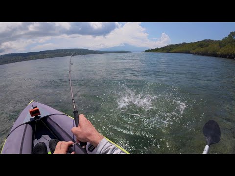 Видео: Уплыл на каяке к далёкому рифу Бали┃Спиннинг на мелководье