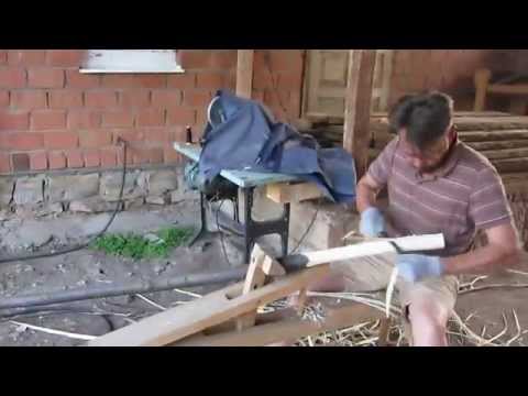 Видео: Строительство юрты. Первый этап. Очищение жердей от коры. http://tuqaiyurts.com/