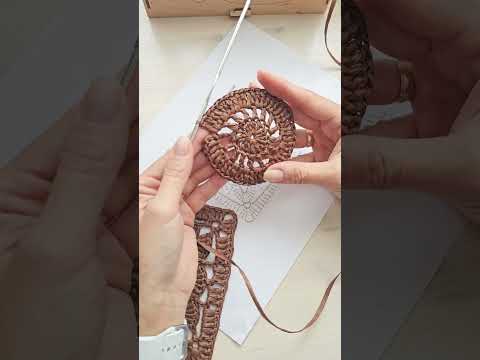 Видео: Вяжу мотив крючком (бабушкин квадрат)