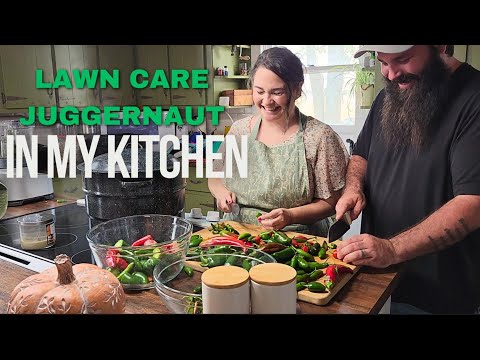 Видео: Сладкие и пряные засахаренные халапеньо с газонокосилкой Juggernaut | Cowboy Candy