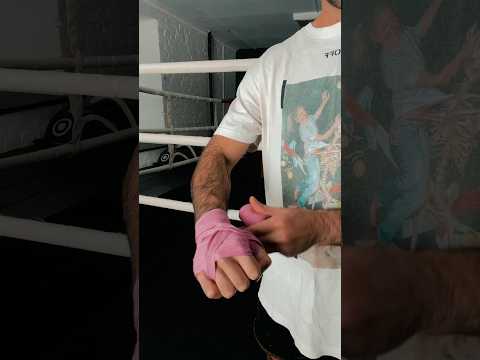 Видео: Как бинтовать руки в боксе 🥊 #boxing #бокс #boxingdrills #boxing #boxingcoach