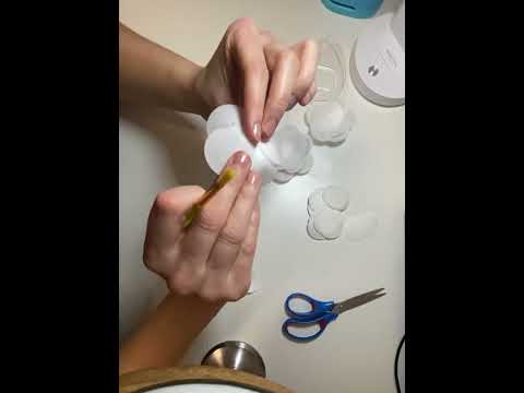 Видео: Найпростіші квіти з вафельного паперу!!!