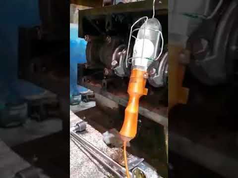 Видео: Юмз д65 уплотнение колен.вала(набивка)