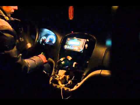Видео: Разборка панели Hyundai H1 Grand Starex для замены магнитолы