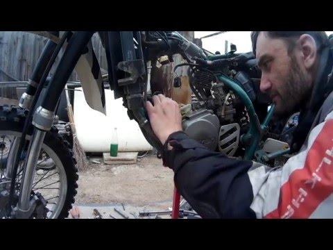 Видео: Замена поршня на SUZUKI TS200R