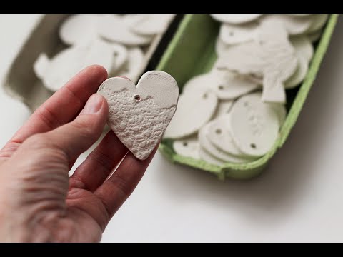 Видео: Как лепить из керамической массы/ Мастер-класс по лепке/ Керамические бирки и тарелочка-цветок