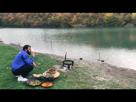 Видео: На большом озере жарим грибы с картошкой #cooking #food #We're roasting mushrooms with potatoes on