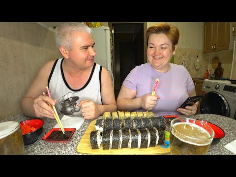 Видео: Мукбанг ОГРОМНЫЕ роллы и пиво! Отвечаем на вопросы О НАС) Доставки еды из кафе, обзор суши