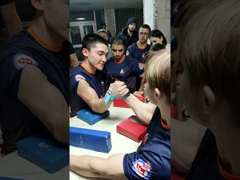 Видео: Ораз Басаров vs Темников Влас борьба за разминочным столом #armwrestling #армрестлинг