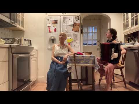 Видео: “миллион алых роз» на аккордеоне, женское исполнение. поют мама и паша